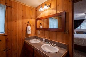 Carnelian BayにあるMolly's Treehouse By Hauserman Rentalsの洗面台が2つと鏡があるバスルーム +26枚の写真