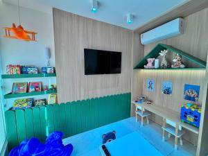 a childs room with a television and a table at DVA Cabedelo Beira-Mar – O Paraíso na Ponta de Cabedelo in Cabedelo