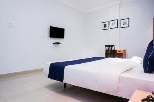 Μια τηλεόραση ή/και κέντρο ψυχαγωγίας στο OYO 77138 Shree Apartments