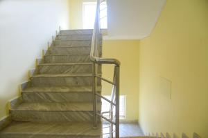 Hotel O Samar Palace في جايبور: درج مع درابزين معدني في غرفة