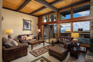 sala de estar con muebles de cuero y ventanas grandes. en Star Harbor # 4 By Hauserman Rentals, en Tahoe City