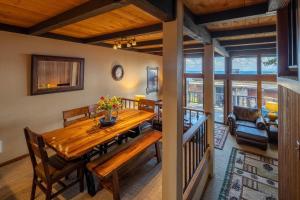 Un comedor con mesa y sillas de madera. en Star Harbor # 4 By Hauserman Rentals, en Tahoe City