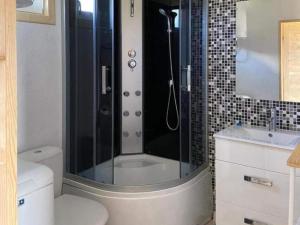 une salle de bain avec une douche avec des toilettes et un lavabo dans l'établissement Holiday Home in Mielenko near Seaside Beach, à Mielenko 18 autres photos