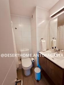 a bathroom with a toilet and a sink at Departamento Centro Sur 1 Dormitorio 1 baño Full equipado in Antofagasta