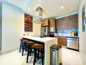 Kuchyň nebo kuchyňský kout v ubytování Stay at Vista Vela lll Awesome Amenities Included + 19 fotografií