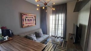a living room with a couch and a tv at Apartamento Cambui - Centro de Convivência in Campinas