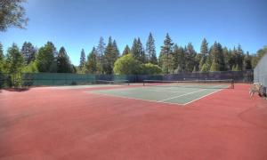 una pista de tenis con dos raquetas de tenis. en Star Harbor # 16 By Hauserman Rentals, en Tahoe City