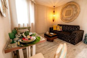 a living room with a table and a couch at Apartamento Villa Dos Golfinhos - Condomínio a beira-mar e próximo ao aeroporto - PRAIA DE ITAPUÃ in Salvador