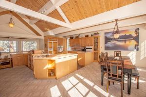 Η κουζίνα ή μικρή κουζίνα στο Trailside Escape By Hauserman Rentals