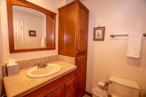 Ένα μπάνιο στο Trailside Escape By Hauserman Rentals +14 φωτογραφίες