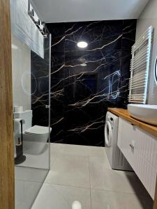 Bilik mandi di Apartament Słoneczny