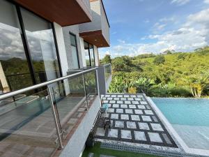 a house with a balcony and a swimming pool at VILLA BOREALES i in Quimbaya