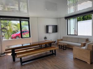 a living room with a couch and a table at VILLA BOREALES i in Quimbaya