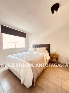 a bedroom with a large bed and a window at Departamento Centro Sur 1 Dormitorio 1 baño Full equipado in Antofagasta