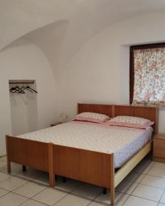 un dormitorio con una cama en una habitación en Lûc Dal Aur 2, en Sutrio