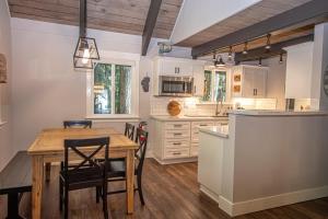 Kuchyň nebo kuchyňský kout v ubytování Price Haus By Hauserman Rentals