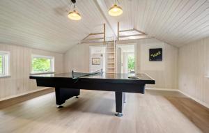 ein großes Zimmer mit einer Tischtennisplatte in der Unterkunft Awesome Home In Væggerløse With Sauna in Bøtø By