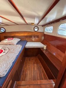 Postel nebo postele na pokoji v ubytování Holländisches Stahlboot