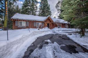 Το Knobcone Cabin by Hauserman Rental Group τον χειμώνα