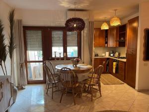 une cuisine et une salle à manger avec une table et des chaises dans l'établissement way2 stay Italy, à Pizzo