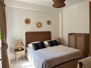 une chambre avec un lit avec deux oreillers dessus dans l'établissement way2 stay Italy, à Pizzo 32 autres photos