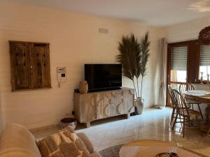 un salon avec une télévision à écran plat sur un meuble dans l'établissement way2 stay Italy, à Pizzo