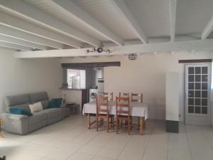 a living room with a couch and a table and chairs at Place Georges Brassens in Cahors