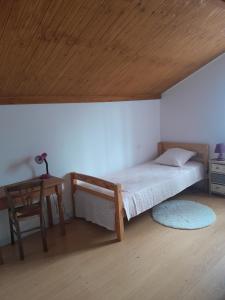 a small bedroom with a bed and a desk at Place Georges Brassens in Cahors