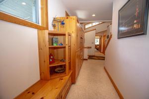 Un pasillo con estantes de madera y una ventana en una casa. en KT22 View By Hauserman Rentals, en Olympic Valley