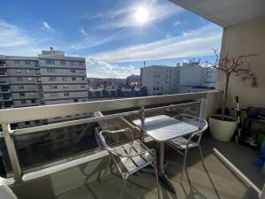 Sunny Oberkampf Escape | Balcony &amp; Views, Paris (updated prices 2025)