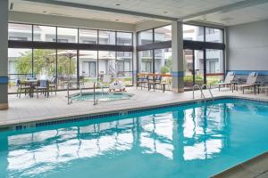Πισίνα στο ή κοντά στο Courtyard by Marriott Detroit Troy
