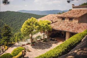 eine Luftaufnahme eines Hauses mit Bergen im Hintergrund in der Unterkunft Turisme Rural Mas Isoles in Ripoll
