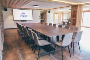 a conference room with a large table and chairs at Chalet de la Villette in Les Déserts +53 photos