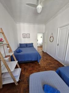 1 dormitorio con 2 camas y escalera. en Apto entre copacabana e Ipanema, en Río de Janeiro