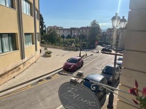 Blick auf eine Straße mit auf der Straße geparkten Autos in der Unterkunft Le Rose Inn in Vallo della Lucania + 6 Fotos