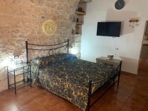a bedroom with a bed and a tv on a wall at Marisol al puerto in Molfetta
