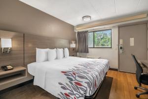 Un pat sau paturi într-o cameră la Red Roof Inn Virginia Beach +38 fotografii