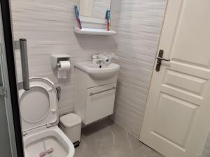 Un baño de ASTRA Home 5 fotos más