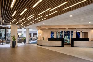 Ο χώρος του λόμπι ή της ρεσεψιόν στο Sheraton Suites Chicago O'Hare