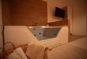 TV a/nebo společenská místnost v ubytování ilrifugiosalerno + 27 fotografií