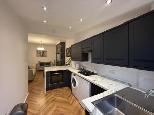 Kuchyň nebo kuchyňský kout v ubytování Southend Apartment With Parking, Private Garden and Beach Side Location