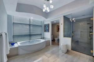 Ένα μπάνιο στο Luxurious Three-Bedroom Oceanfront Apartment +20 φωτογραφίες