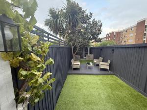 Zahrada ubytování Southend Apartment With Parking, Private Garden and Beach Side Location