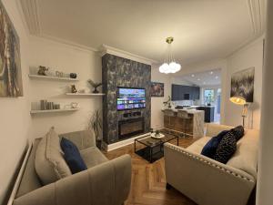 TV a/nebo společenská místnost v ubytování Southend Apartment With Parking, Private Garden and Beach Side Location