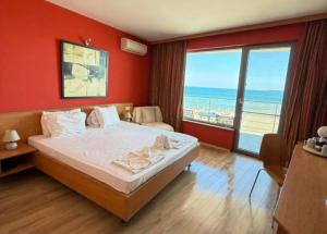 阳光海滩Sunny Beach Vila的一间带大床的卧室，可欣赏海景