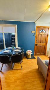 a dining room with a table and a blue wall at Minidepto temuco in Temuco