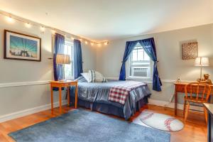 Ένα ή περισσότερα κρεβάτια σε δωμάτιο στο Londonderry Retreat about 3 Mi to Lowell Lake!