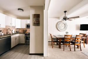 Η κουζίνα ή μικρή κουζίνα στο MTN View - Close to Lifts - Heated Pool - Copper +51 φωτογραφίες