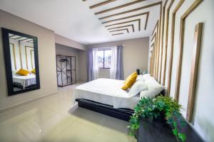Ένα ή περισσότερα κρεβάτια σε δωμάτιο στο 5 bedroom, with Arcade machine and foosball, 1 block from Lleras park P3