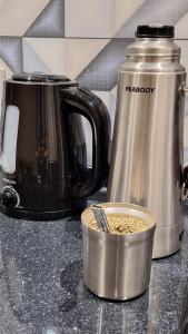 une bouilloire et un récipient contenant de la nourriture sur un comptoir dans l'établissement Apart puesta del sol Iguazú, à Puerto Iguazú